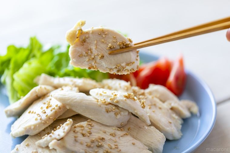 鶏むね肉の香味漬けを箸で持っている