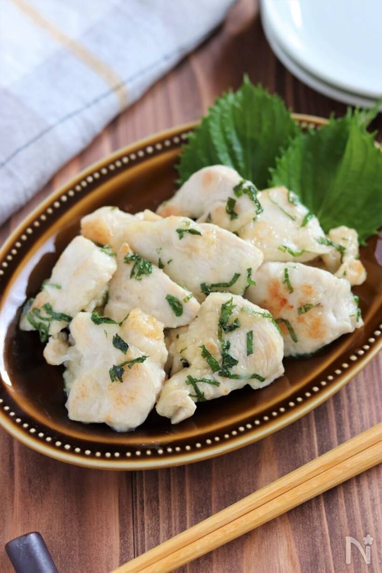 茶色の器に盛られた鶏むね肉のしそレモンチキンと大葉