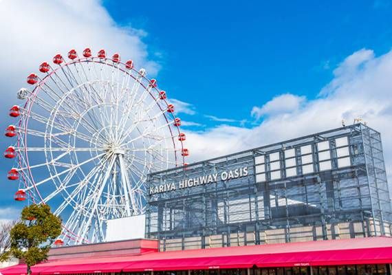 伊勢湾岸自動車道 刈谷ハイウェイオアシス上・下の建物と観覧車