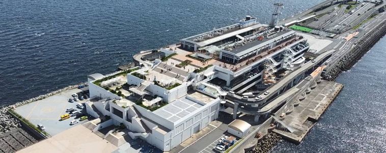 東京湾アクアライン 海ほたるパーキングエリアを上から見た様子