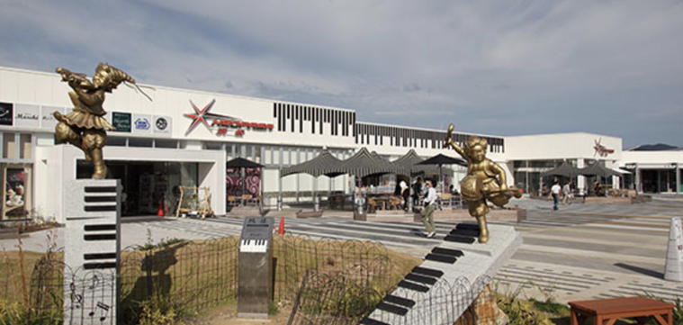 新東名高速道路 NEOPASA浜松下のピアノのモニュメント