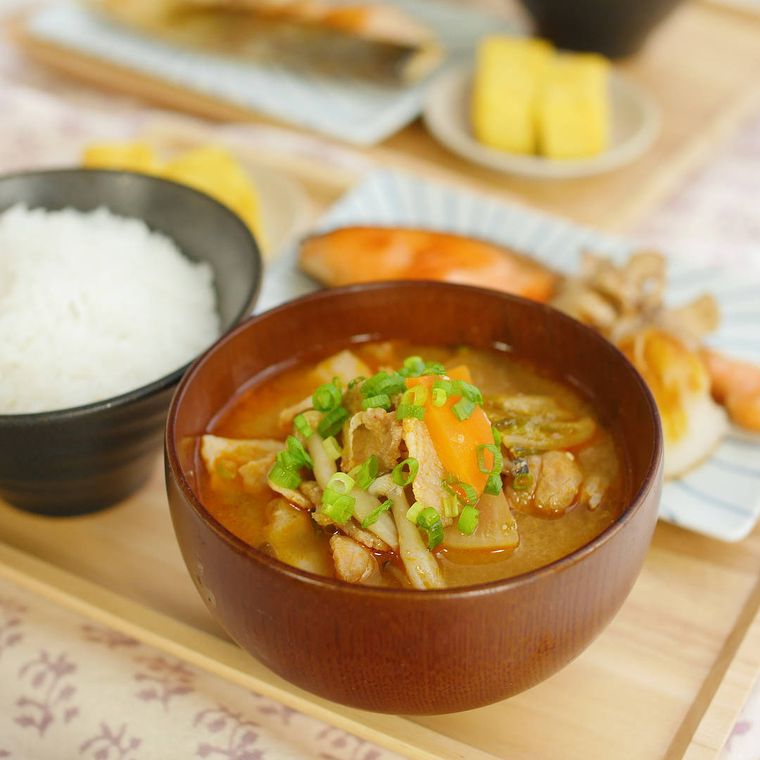 赤茶色のお椀に盛りつけられたキムチ入りの豚汁