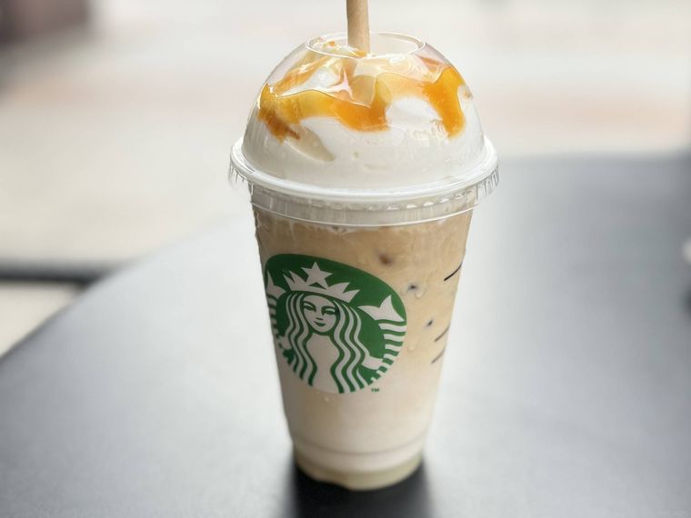 ホイップクリームとキャラメルソースを追加したほうじ茶  クラシックティー ラテ