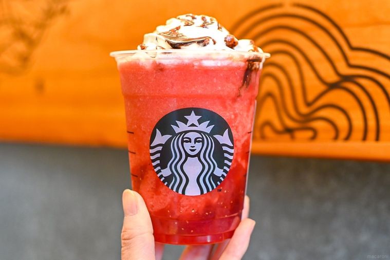 スターバックスのTHE 苺 フラペチーノを手で持っている様子