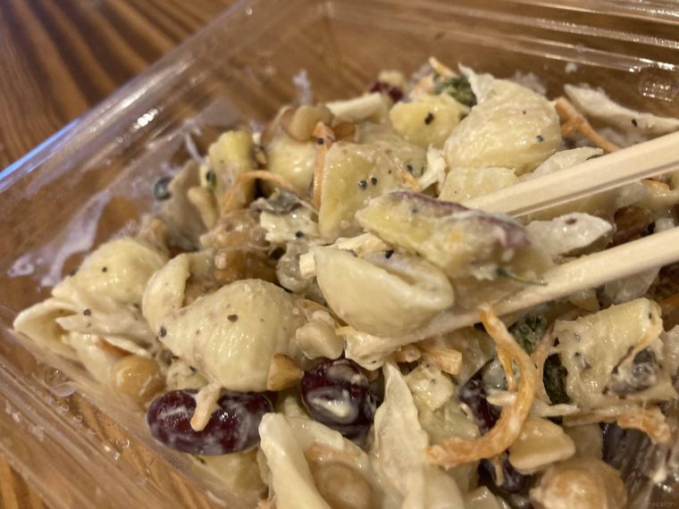 3種のきのことくるみとさつま芋のサラダの箸持ち上げ