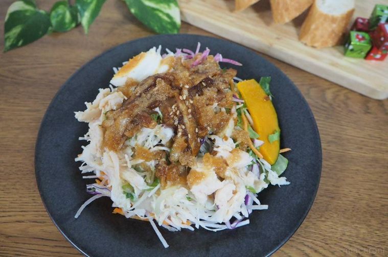 皿に盛り付けたたんぱく質が摂れる国産揚げごぼうと蒸し鶏のサラダ