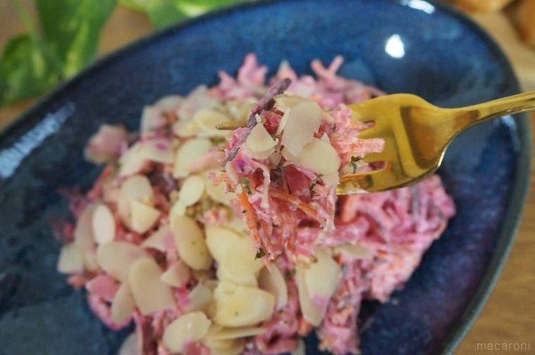 フレッシュビーツとキャベツとキヌアのコールスローのフォーク持ち上げ