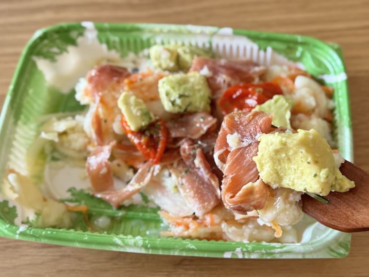 14ヶ月熟成生ハムとアボカドのビネガーポテトサラダのフォーク持ち上げ