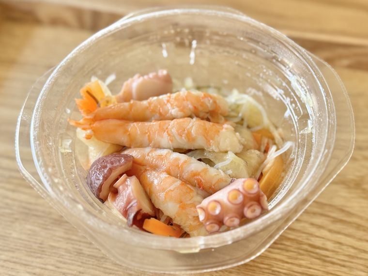 パックに入っているタコと海老の柚子胡椒春雨サラダ