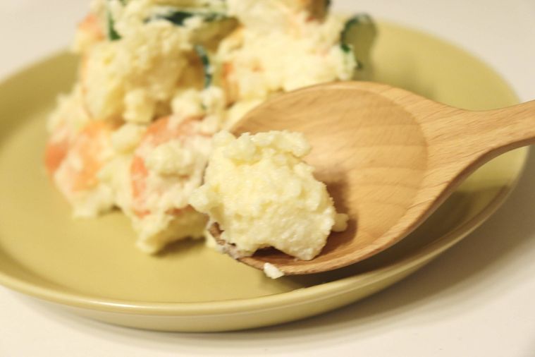 成城石井自家製 ポテトサラダのスプーン持ち上げ