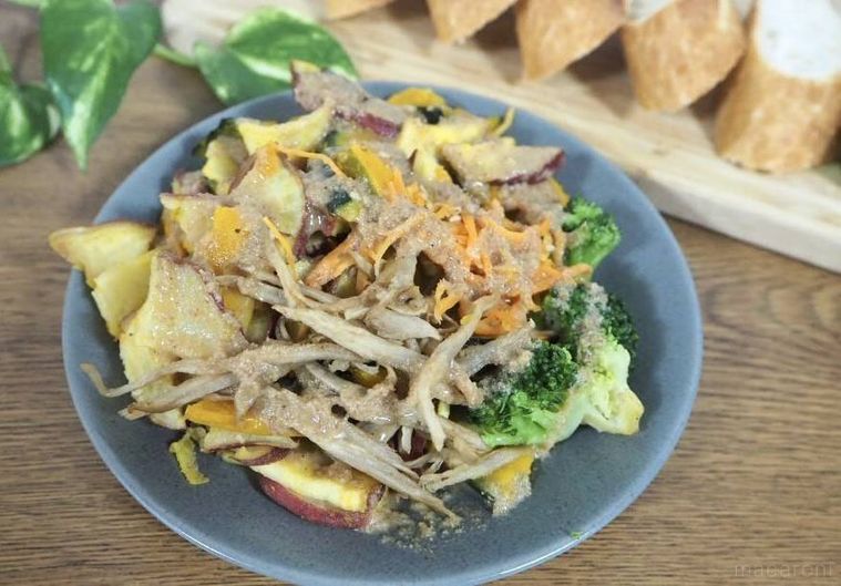 皿に盛り付けた北海道産揚げかぼちゃとさつま芋の胡麻酢サラダ