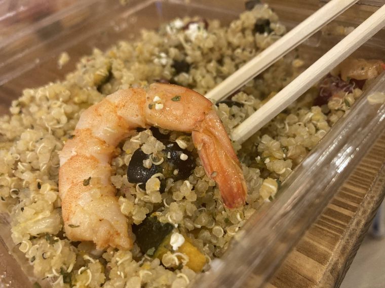 フェタチーズと有機キヌアの地中海風サラダの箸持ち上げ