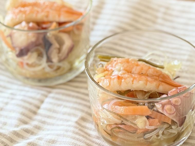 皿に盛り付けたタコと海老の柚子胡椒春雨サラダ