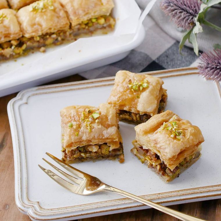 皿に並ぶ3つのバクラヴァ