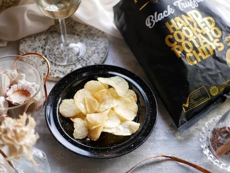 皿に盛り付けたハンターズ 黒トリュフフレーバーポテトチップス