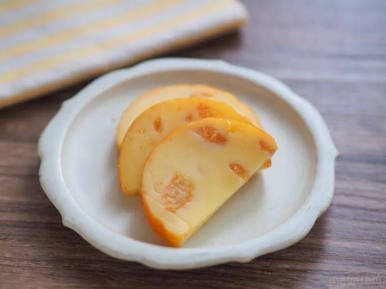 皿に盛り付けたかずのこチーズ