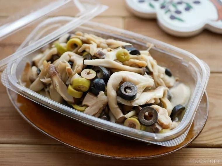 パックに入っている成城石井自家製 5種きのことオリーブのマリネ