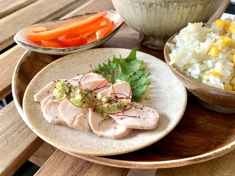 皿に盛り付けた成城石井自家製 国産鶏のサラダチキン