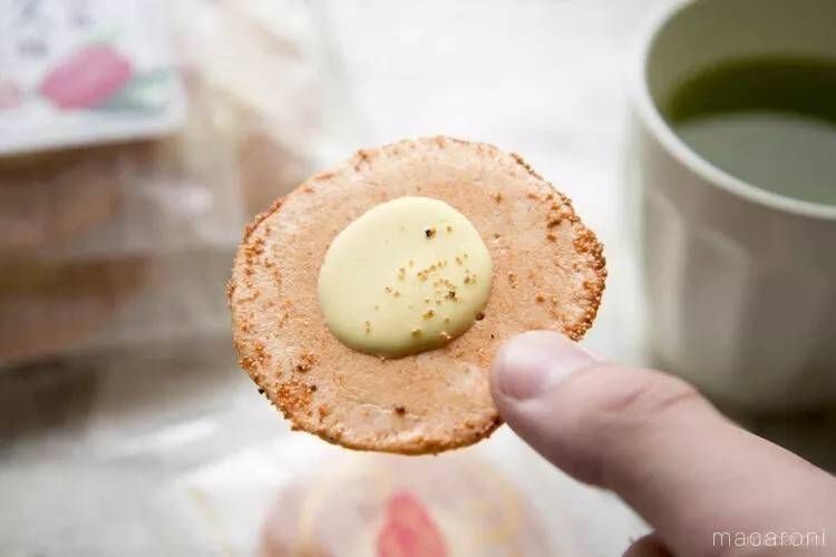 遠州屋 明太子チーズえびせんべいを手で持っている様子