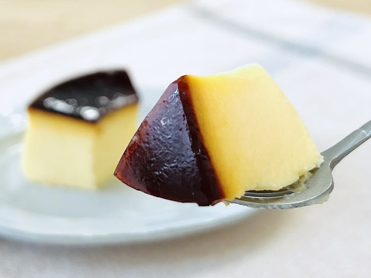 成城石井自家製 マスカルポーネのもっちりイタリアンプリンをフォークですくった様子