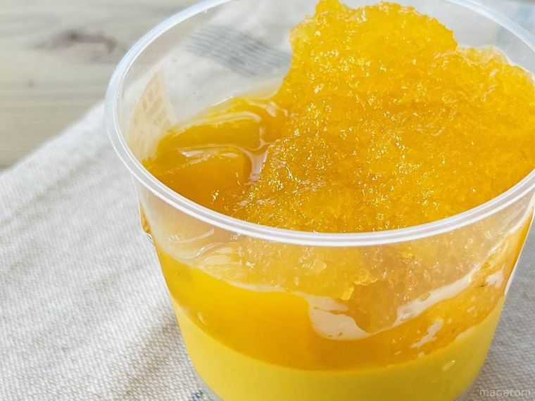 成城石井自家製 濃厚マンゴープリンのパッションフルーツゼリーがけを開封した様子