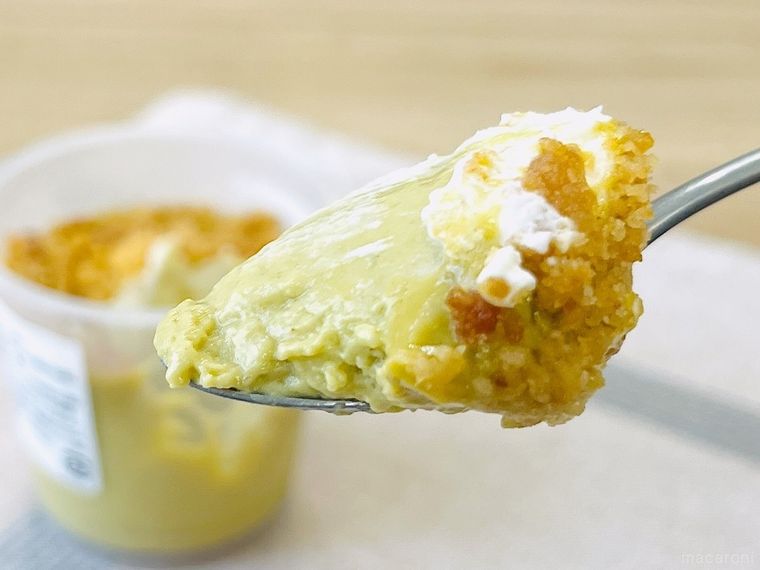 成城石井自家製 ピスタチオプリン カスタードソースがけをスプーンですくった様子