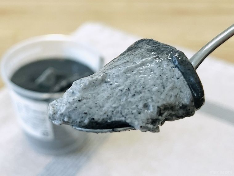 成城石井自家製 自家製黒ごまペーストのプリンをスプーンですくった様子