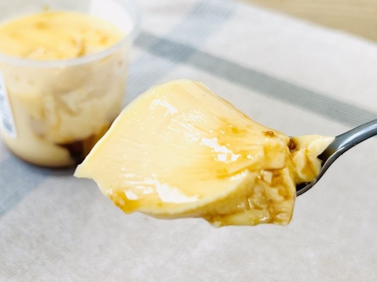 成城石井自家製 成城石井特製焼プリンをスプーンですくった様子