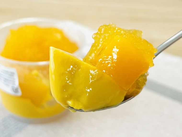 成城石井自家製 濃厚マンゴープリンのパッションフルーツゼリーがけをスプーンですくった様子