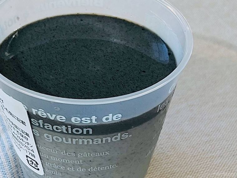 成城石井自家製 自家製黒ごまペーストのプリンを開封した様子