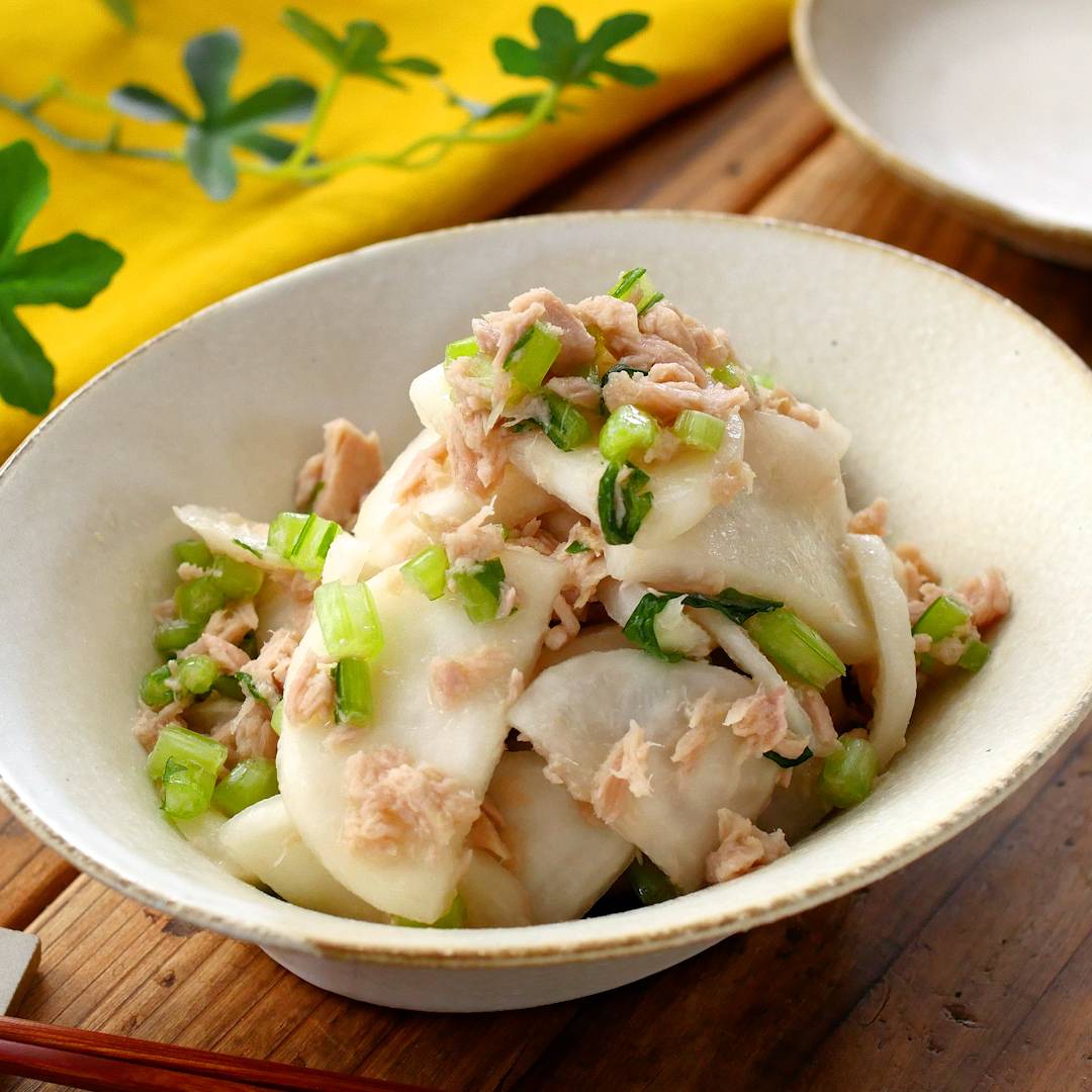 材料2つで簡単！かぶとツナの中華風サラダ - macaroni
