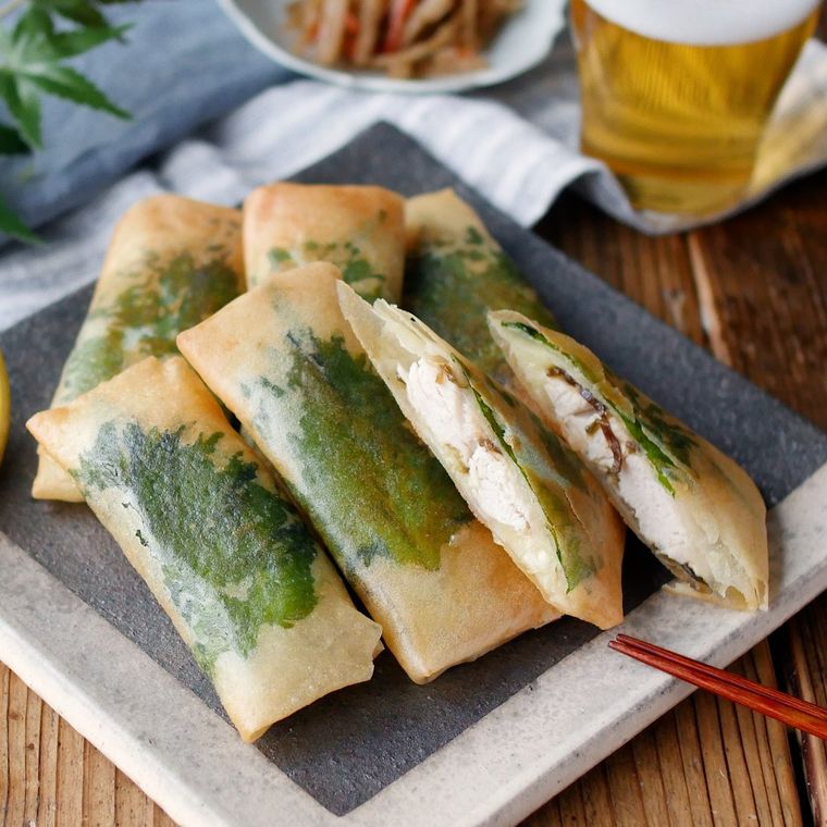 ささみ、大葉、チーズが入った春巻き