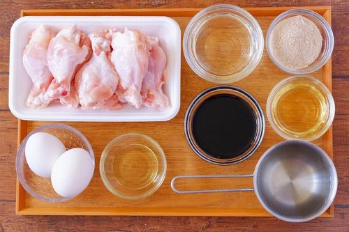 木のトレーにのせた鶏手羽元の甘辛煮の材料