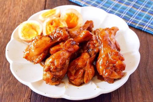 白い皿に盛った鶏手羽元と卵の甘辛煮