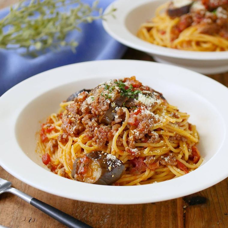 皿に盛られたなすとひき肉のボロネーゼ