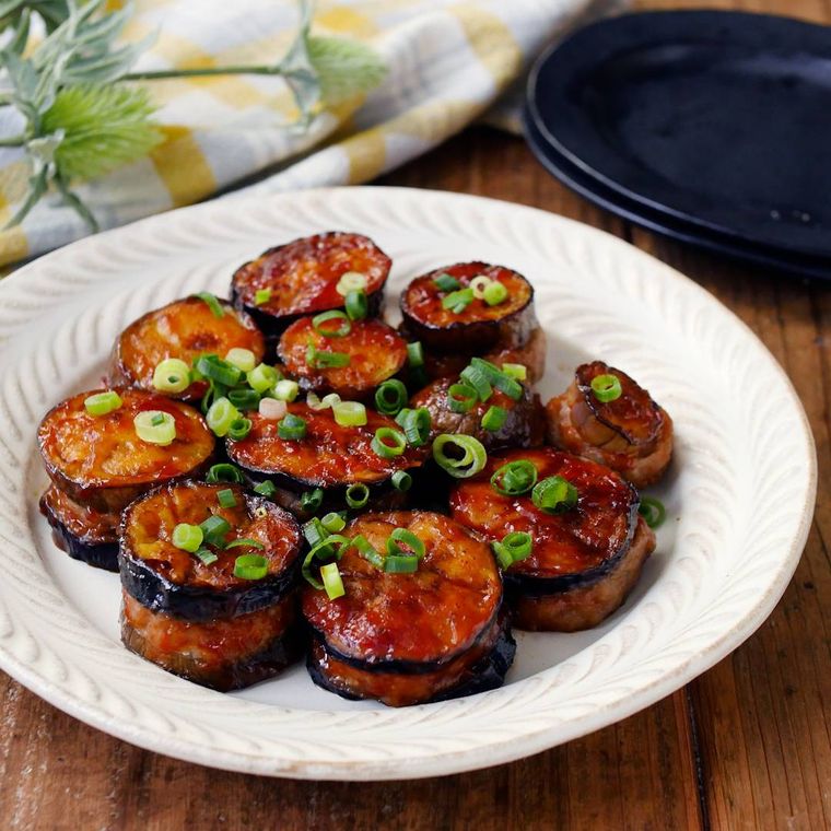 皿に盛られたなすのはさみ焼き