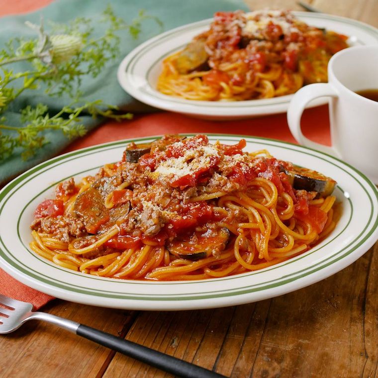 皿に盛られたなすのミートソースパスタ