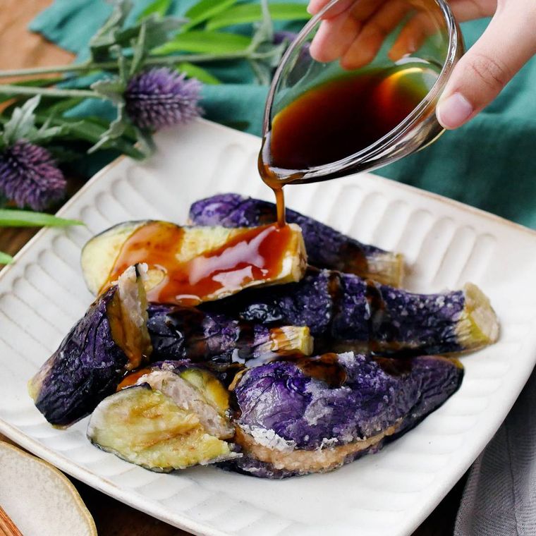 皿に盛られたなすのはさみ揚げ