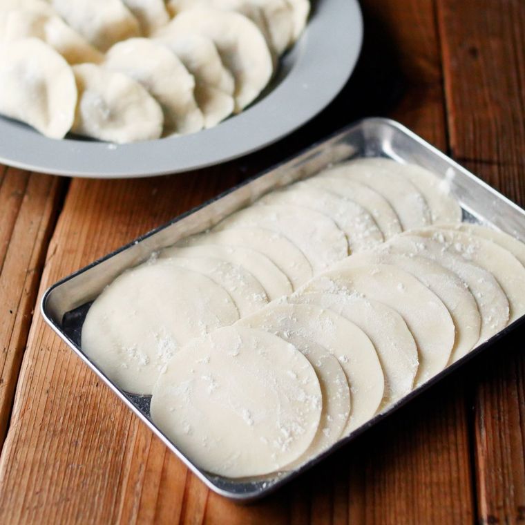 バットに並べられた餃子の皮