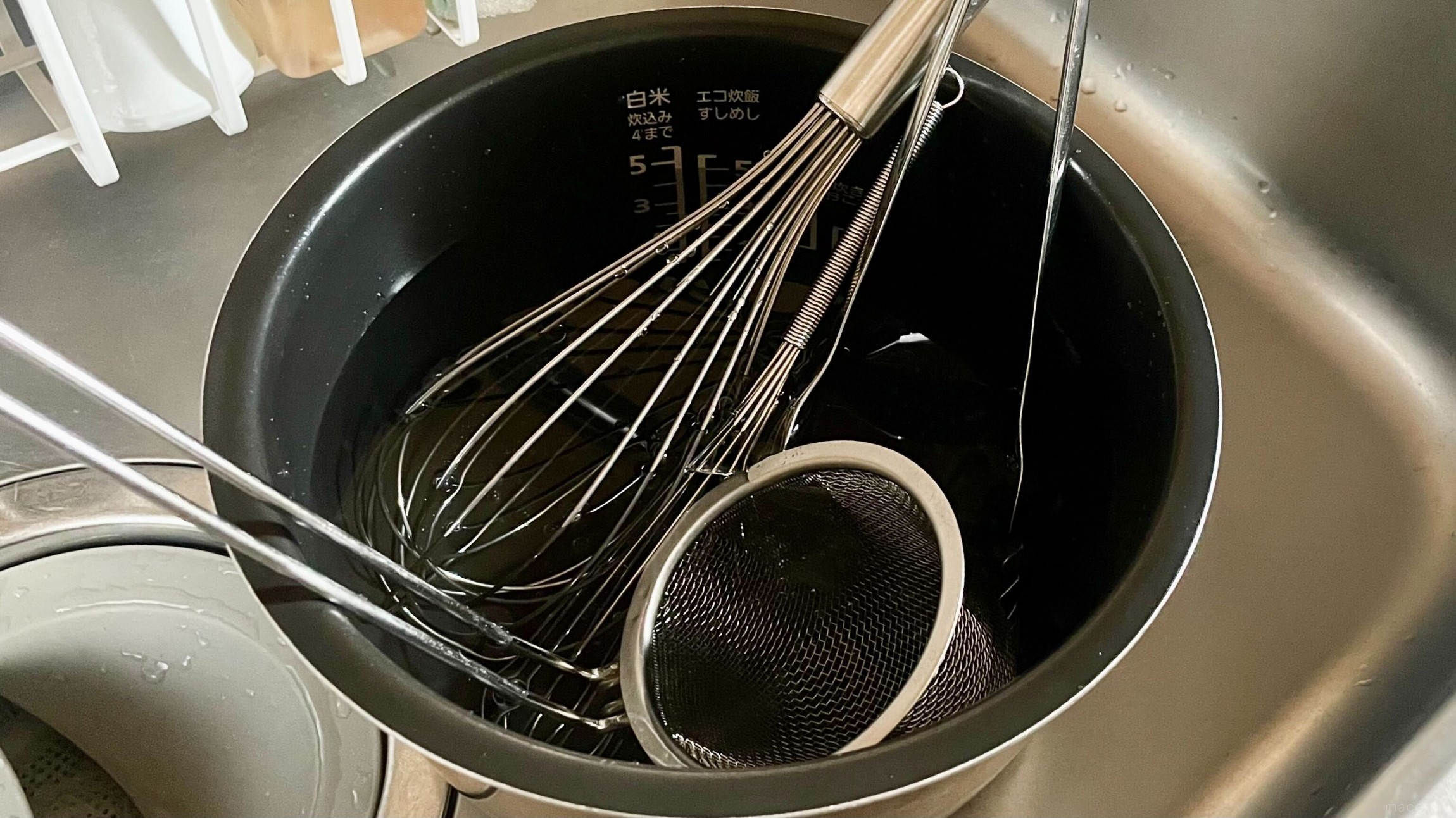 炊飯器は、汚れや、傷がありますが、まだ、使えます 現せ
