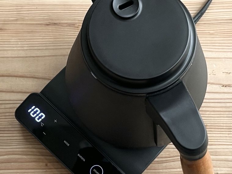 電気ケトルでお湯を沸かしている様子