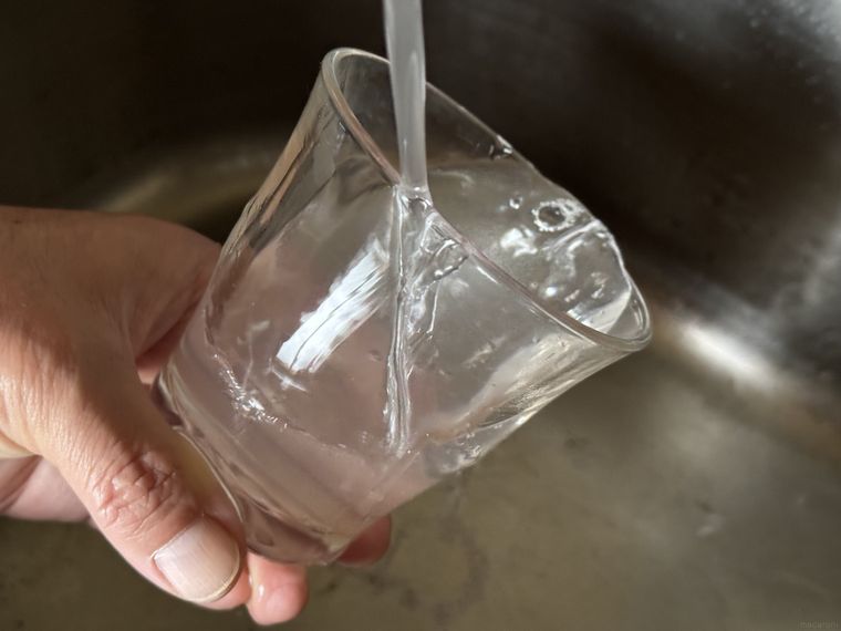 ガラスコップをシンクで水洗いしているところ