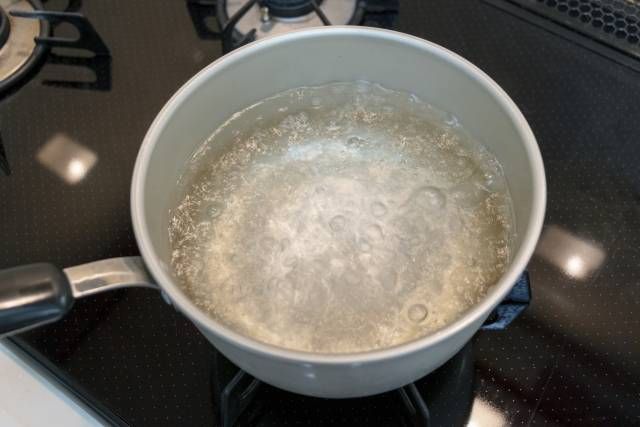 アルミ鍋でお湯を沸かしている様子