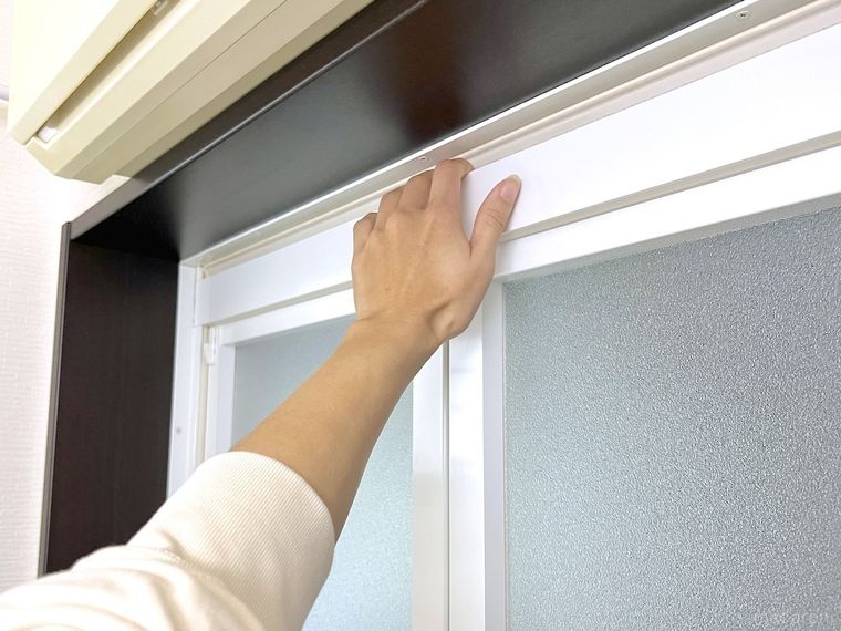 浴室ドアのガラリに手を入れている様子