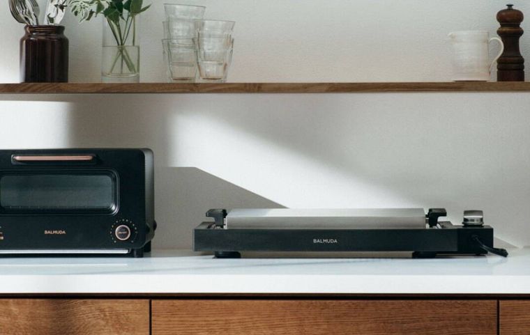 キッチンにバルミューダ ザ・トースターとBALMUDA The Plate Proが置かれている
