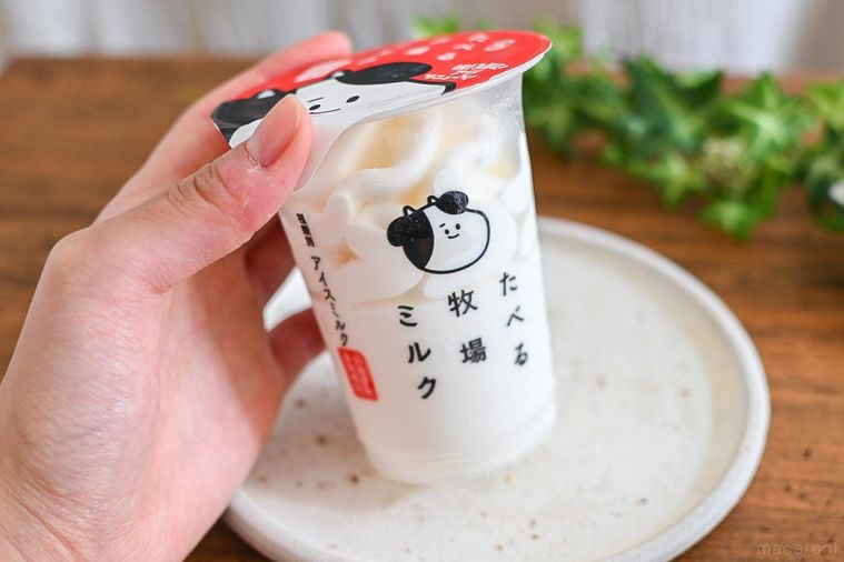 たべる牧場ミルクを手で持っている様子