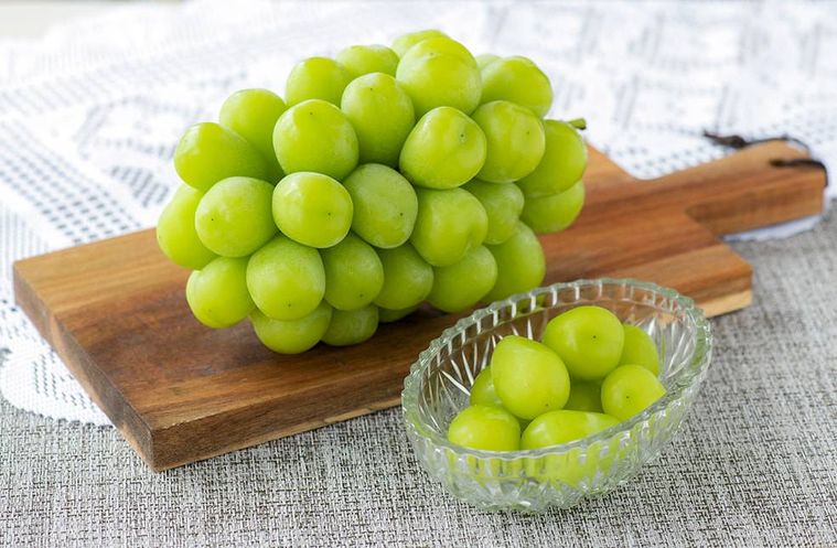 カッティングボードの上にシャインマスカットが置かれている