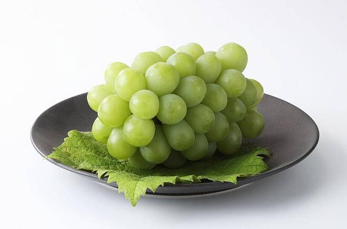 黒い皿の上にマスカット・オブ・アレキサンドリアが置かれている