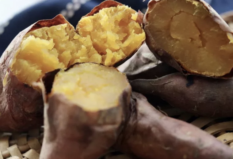 安納芋の焼き芋が置かれている