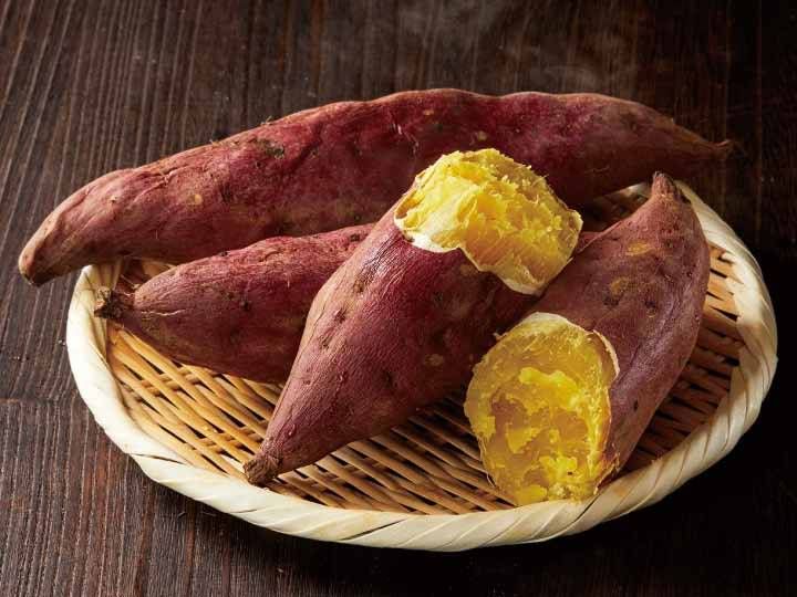 竹ざるに盛られた紅あずまの焼き芋